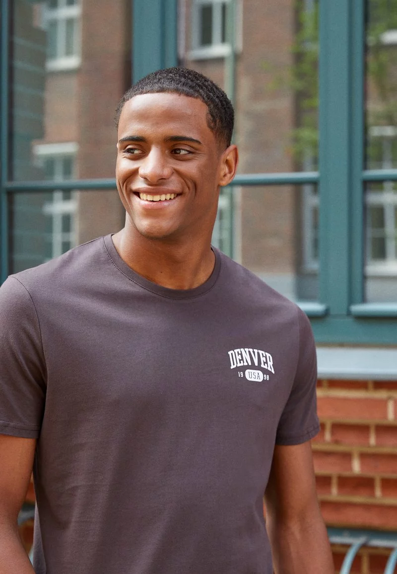 Pier One Uomo GRAPHIC T-SHIRT - T-shirt Con Stampa - Brown 5 Pier One Uomo GRAPHIC T-SHIRT - T-shirt Con Stampa - Brown - immagine 3