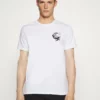 Pier One Uomo T-shirt Con Stampa - White 2 Pier One Uomo T-shirt Con Stampa - White -Offerta Economica Pier One 09d3460847b4421990d24aa6dc76e2e6