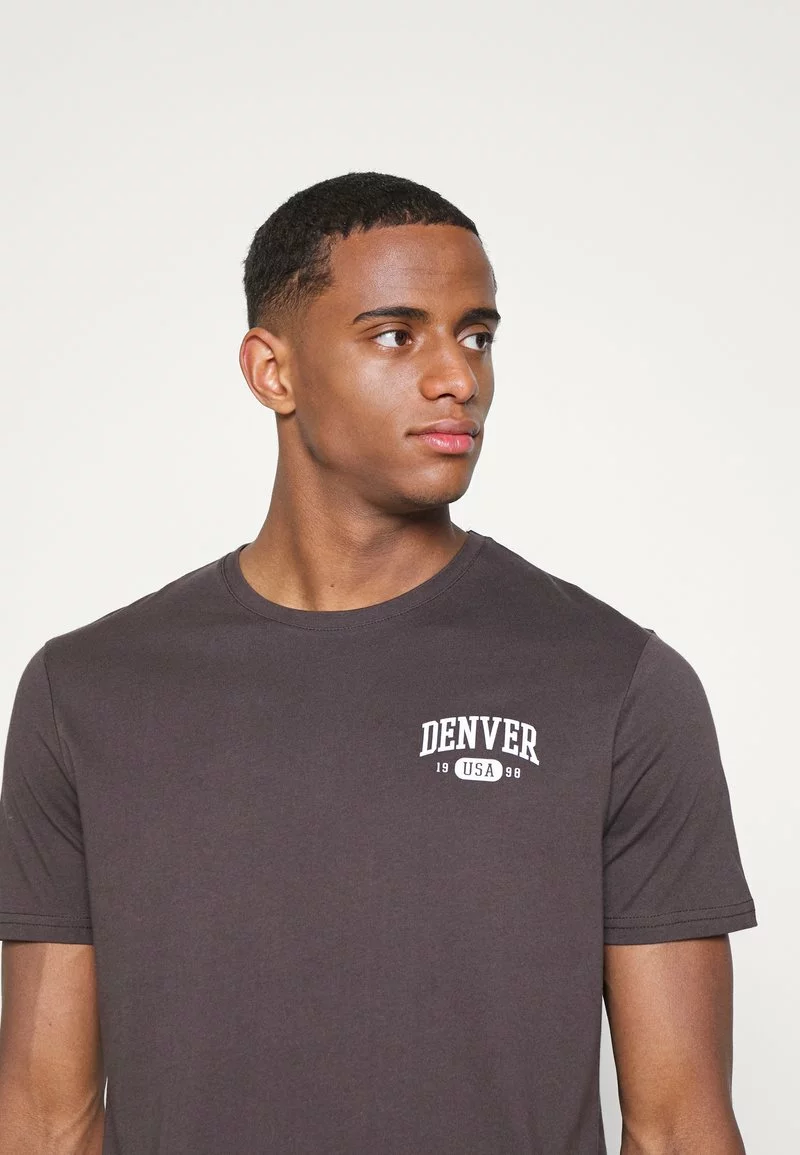 Pier One Uomo GRAPHIC T-SHIRT - T-shirt Con Stampa - Brown 8 Pier One Uomo GRAPHIC T-SHIRT - T-shirt Con Stampa - Brown - immagine 6