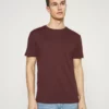 Pier One Uomo 3 PACK - T-shirt Basic - Black/grey/bordeaux 14 Pier One Uomo 3 PACK - T-shirt Basic - Black/grey/bordeaux -Offerta Economica Pier One 2d6e3b91aae541ef977efb9debcd78fb