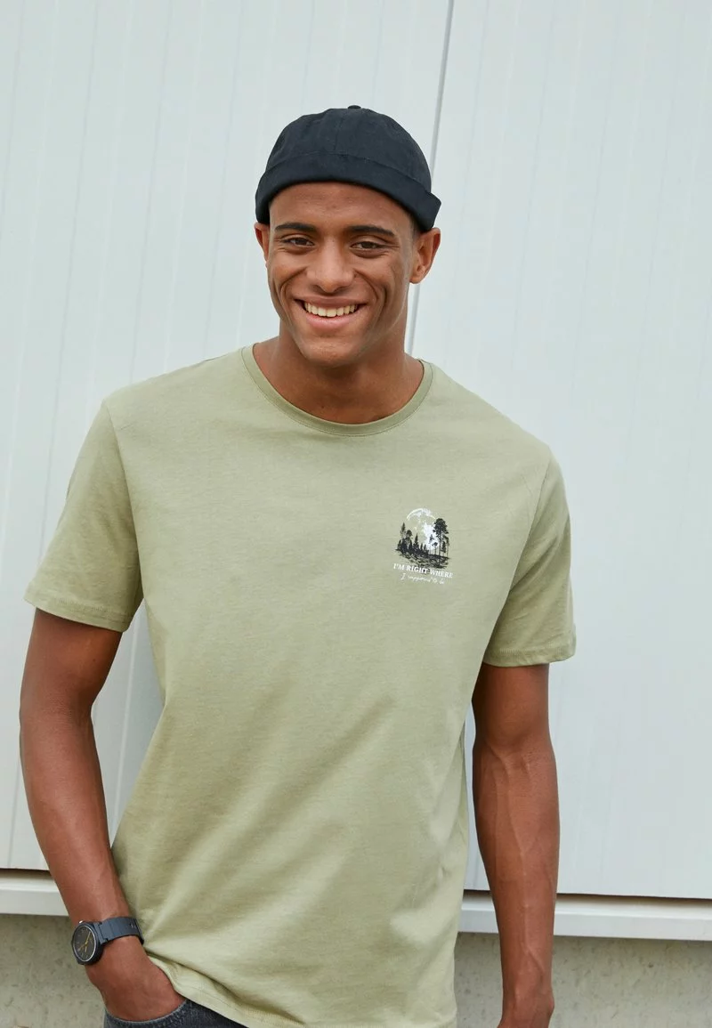 Pier One Uomo MOON SCENE GRAPHIC T-SHIRT - T-shirt Con Stampa - Olive 5 Pier One Uomo MOON SCENE GRAPHIC T-SHIRT - T-shirt Con Stampa - Olive - immagine 3