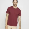 Pier One Uomo 5 PACK - T-shirt Basic - White/black/bordeaux -Offerta Economica Pier One 2fc714c658264236bc60bc890a8bf788