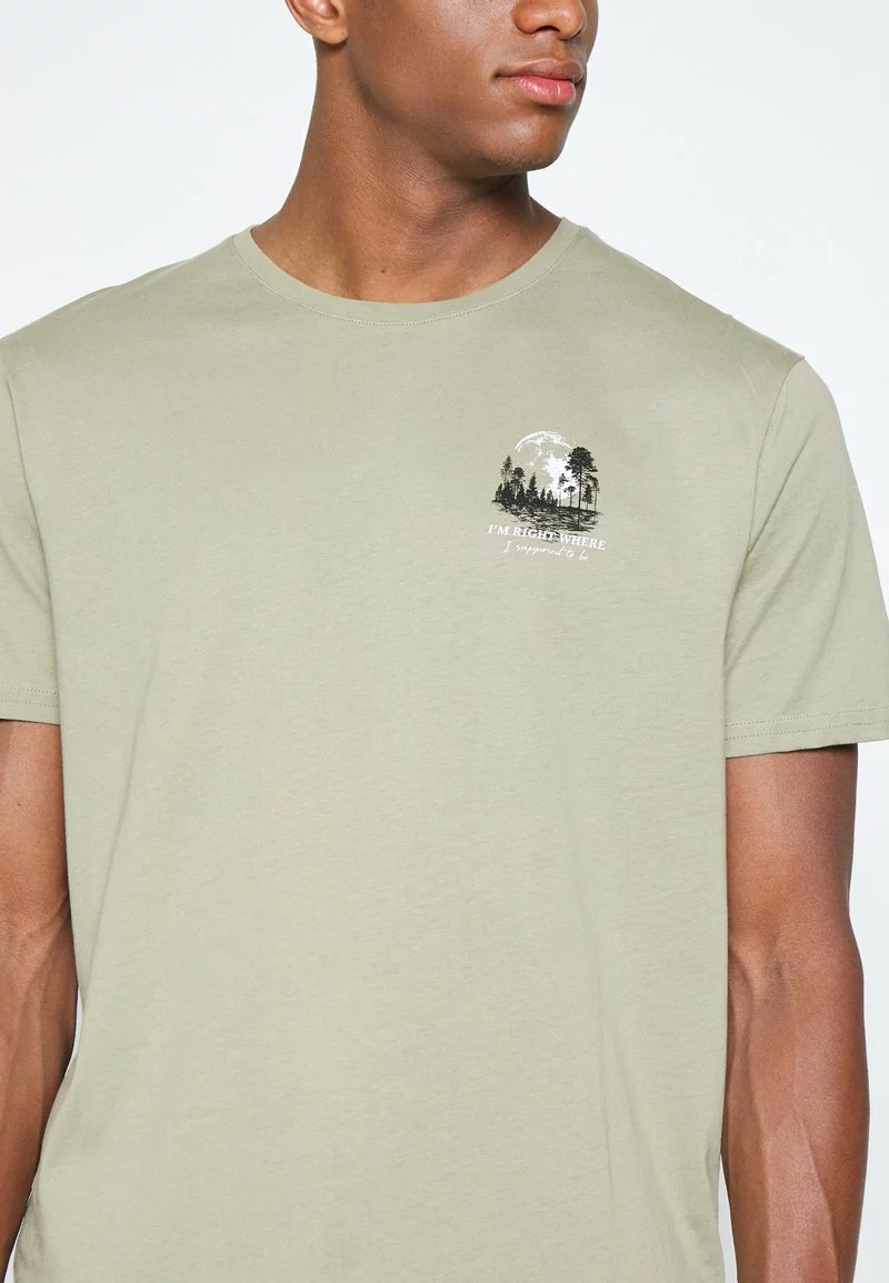 Pier One Uomo MOON SCENE GRAPHIC T-SHIRT - T-shirt Con Stampa - Olive 8 Pier One Uomo MOON SCENE GRAPHIC T-SHIRT - T-shirt Con Stampa - Olive - immagine 6