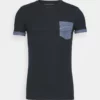Pier One Uomo T-shirt Con Stampa - Dark Blue 12 Pier One Uomo T-shirt Con Stampa - Dark Blue -Offerta Economica Pier One b39a3f4a53fa4c9ba8709178f7f0cd1d