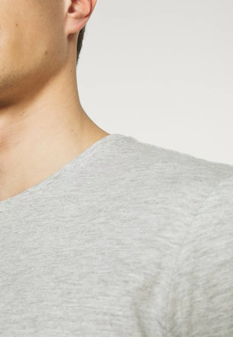 Pier One Uomo 3 PACK - T-shirt Basic - Black/grey/bordeaux 9 Pier One Uomo 3 PACK - T-shirt Basic - Black/grey/bordeaux - immagine 7