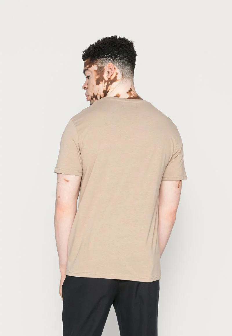 Pier One Uomo T-shirt Con Stampa - Light Brown 5 Pier One Uomo T-shirt Con Stampa - Light Brown - immagine 3