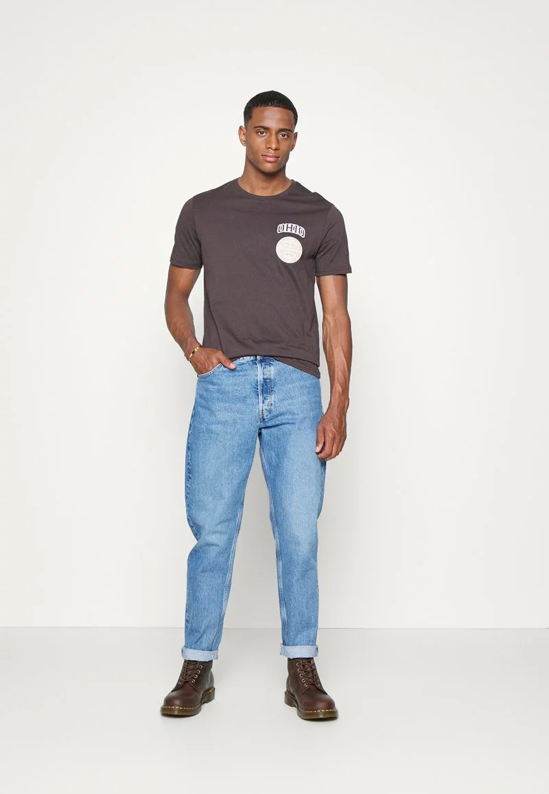 Pier One Unisex GRAPHIC T-SHIRT - T-shirt Basic - Brown 2 Pier One Unisex GRAPHIC T-SHIRT - T-shirt Basic - Brown - immagine 2