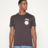 Pier One Uomo GRAPHIC T-SHIRT - T-shirt Basic - Brown -Offerta Economica Pier One faf76b6f6b694acbabf318c593c577bf